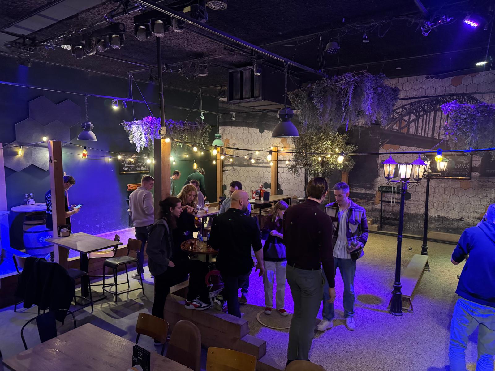 Ballen door het dak bij de Boules Club